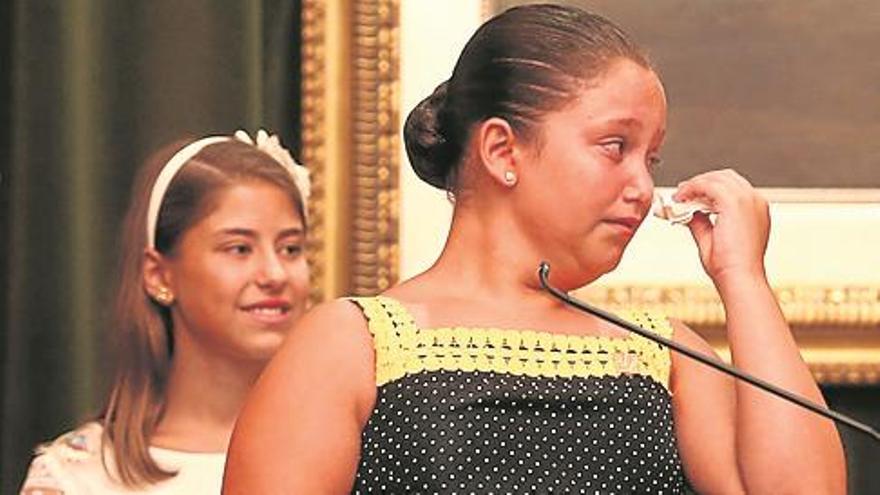 Carla y Lucía ya lucen con emoción y orgullo su devoción magdalenera