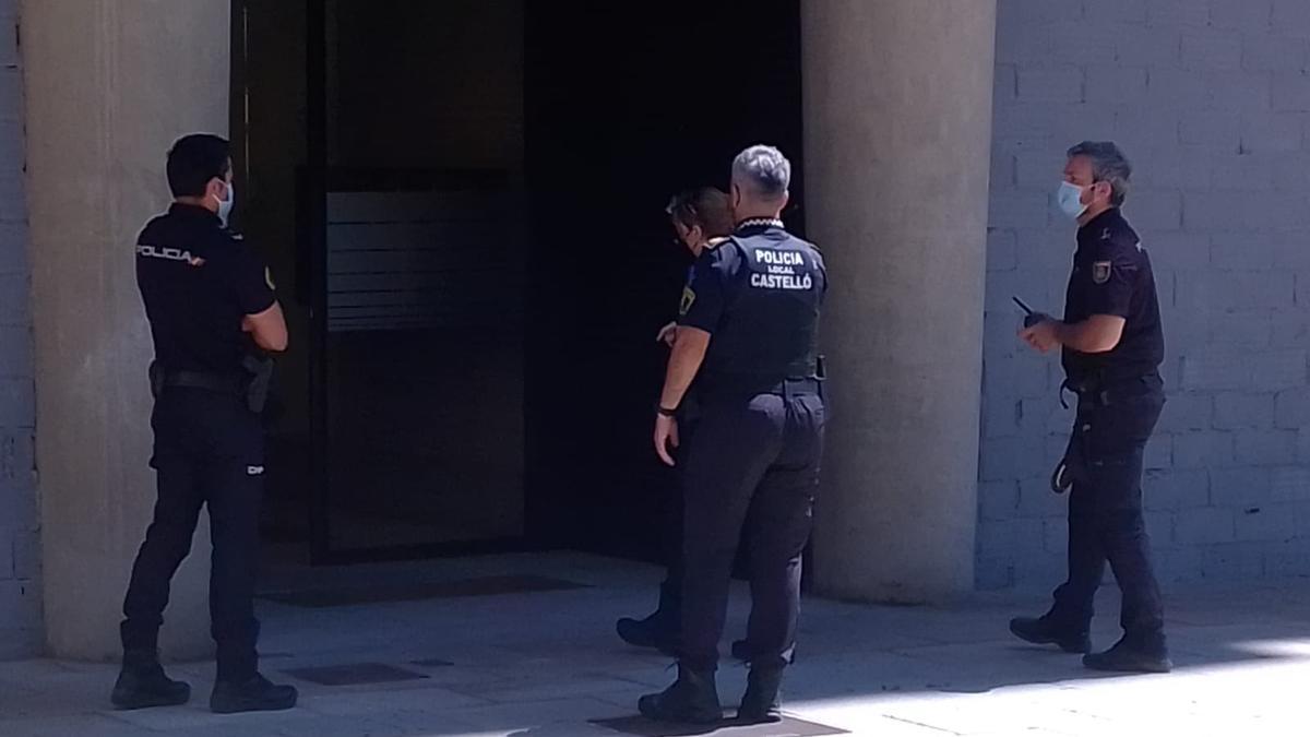 Imagen de algunos de los agentes de policía que han acudido al edificio afectado.