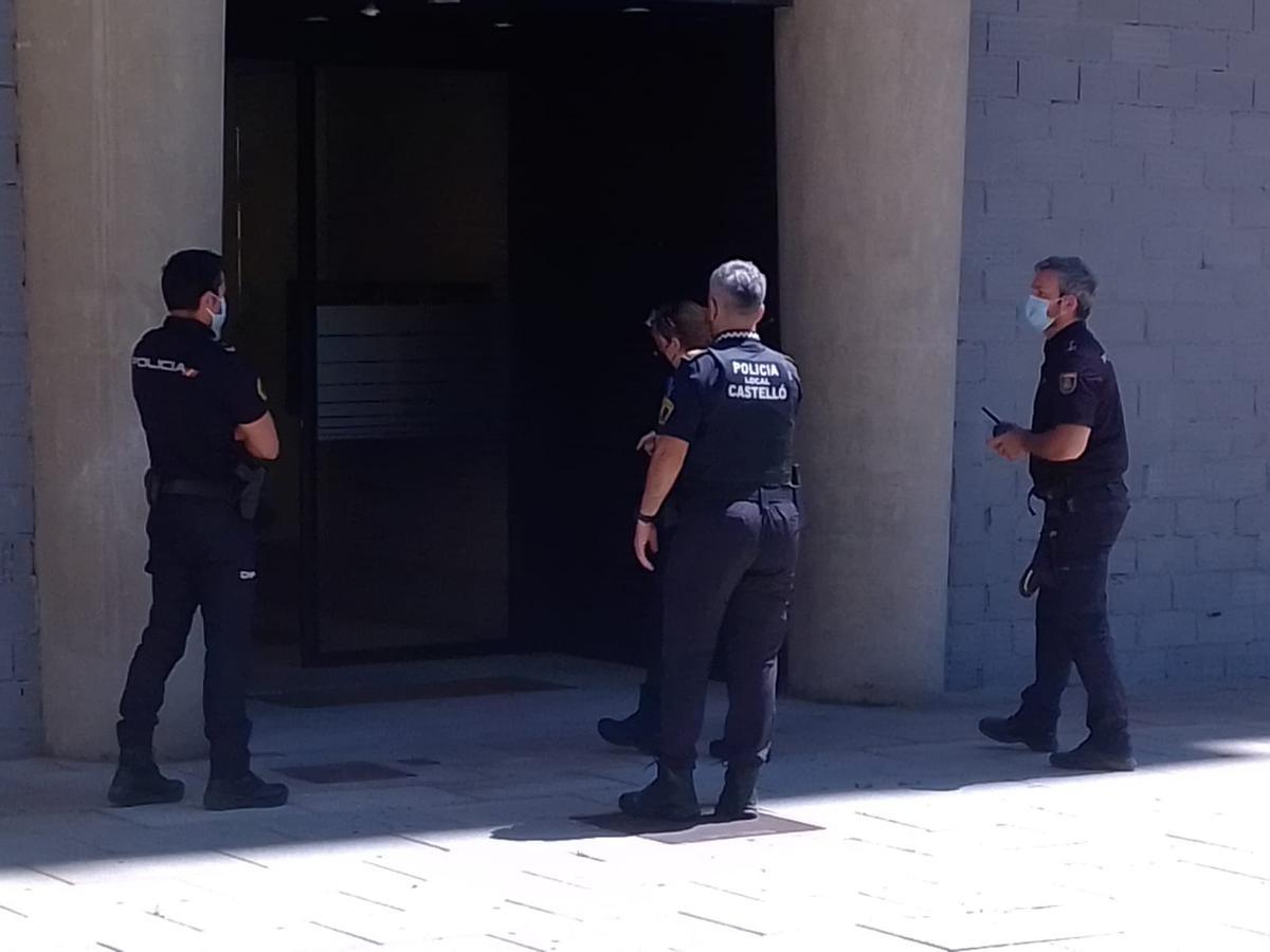 Imagen de algunos de los agentes de policía que han acudido al edificio afectado.