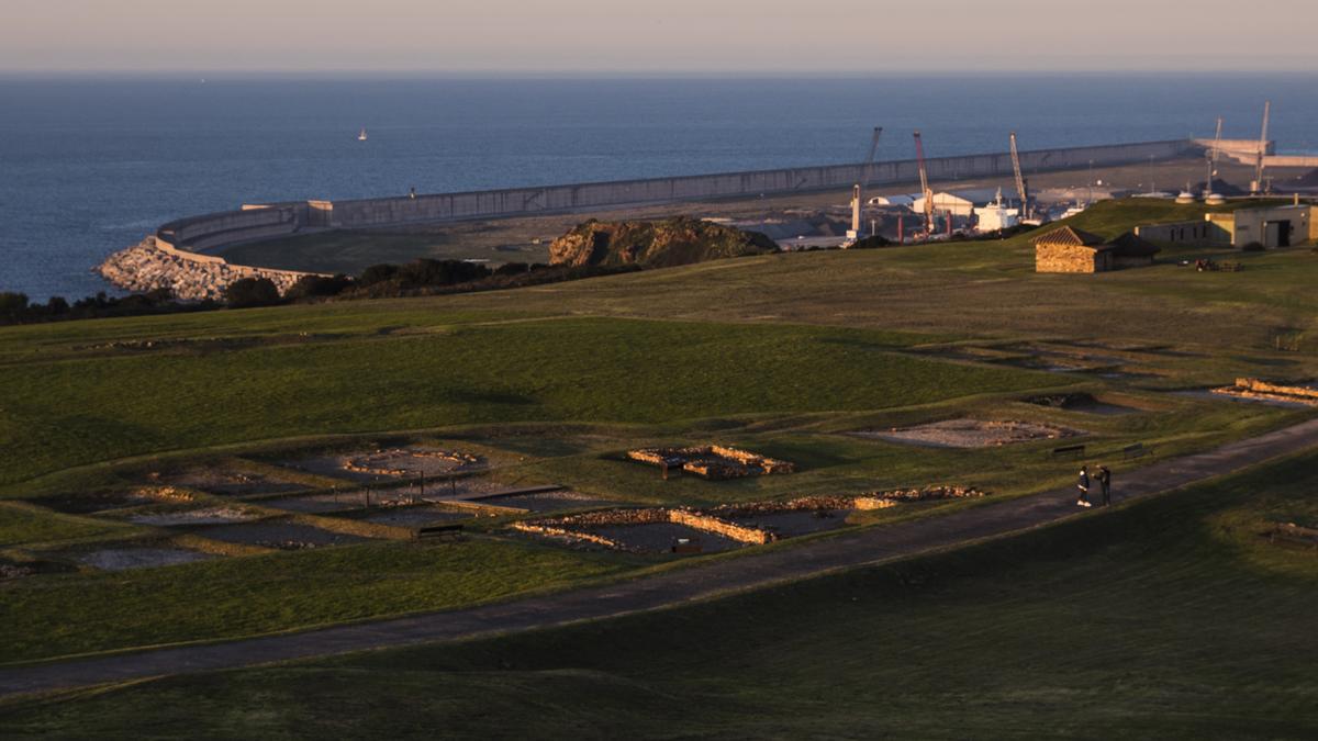 La gran llanada de la Campa Torres, en Gijón, al atardecer, con los espigones exteriores del puerto de El Musel al fondo. | Miki López