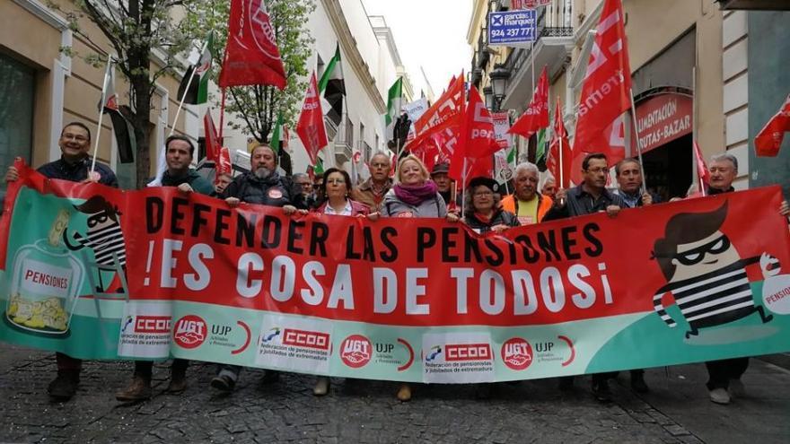 Más de un millar de personas se manifiestan en Badajoz para reclamar pensiones dignas