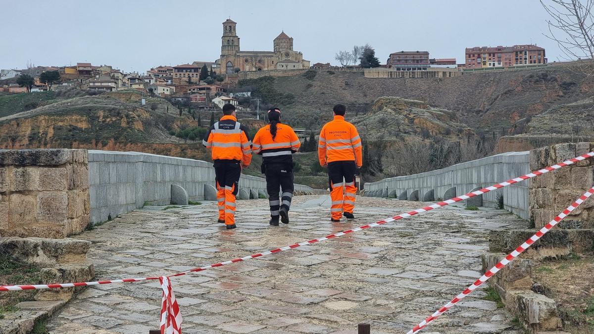 Protección Civil de Toro durante la crecida del río Duero a su paso por Toro.