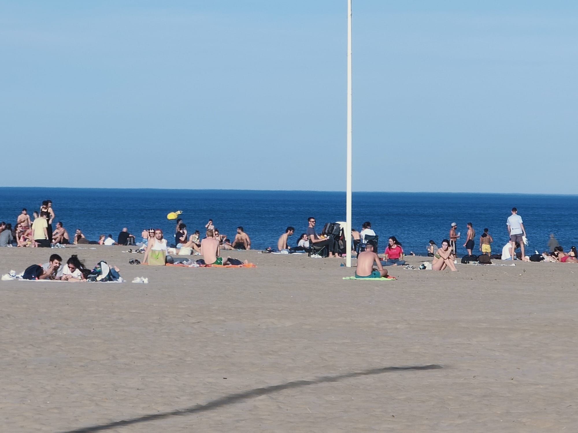 El buen tiempo llena la playa de la Malva-rosa en enero