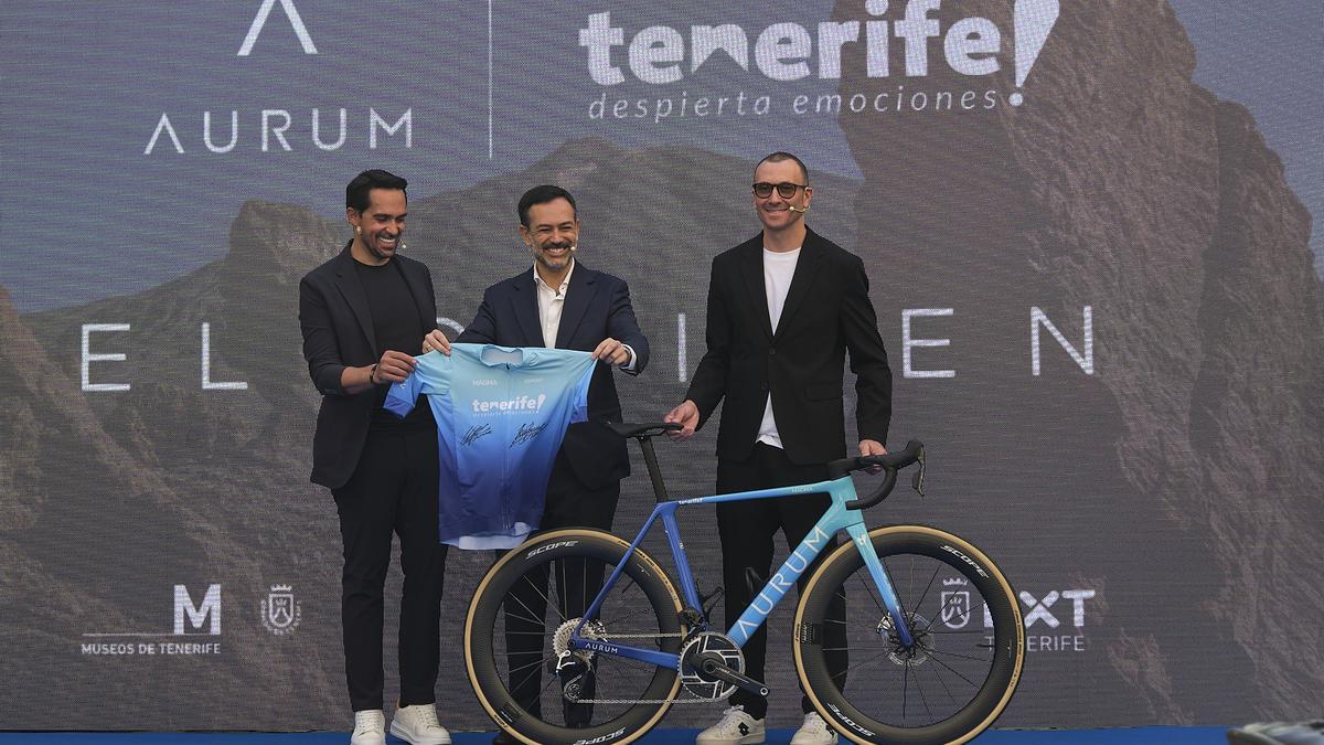 Contador, Lope Afonso y Basso posan con la Aurum Magma Tenerife y un mallot alusivo a la Isla.
