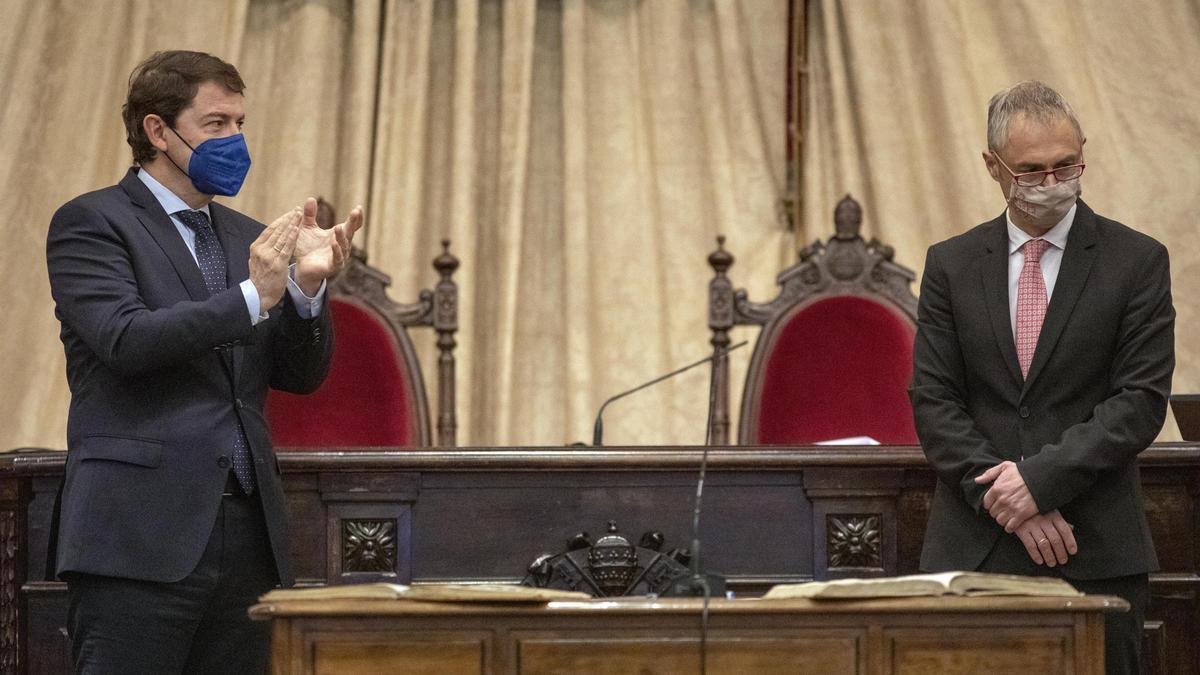 Mañueco, durante la toma de posesión del nuevo rector de la USAL, Ricardo Rivero.