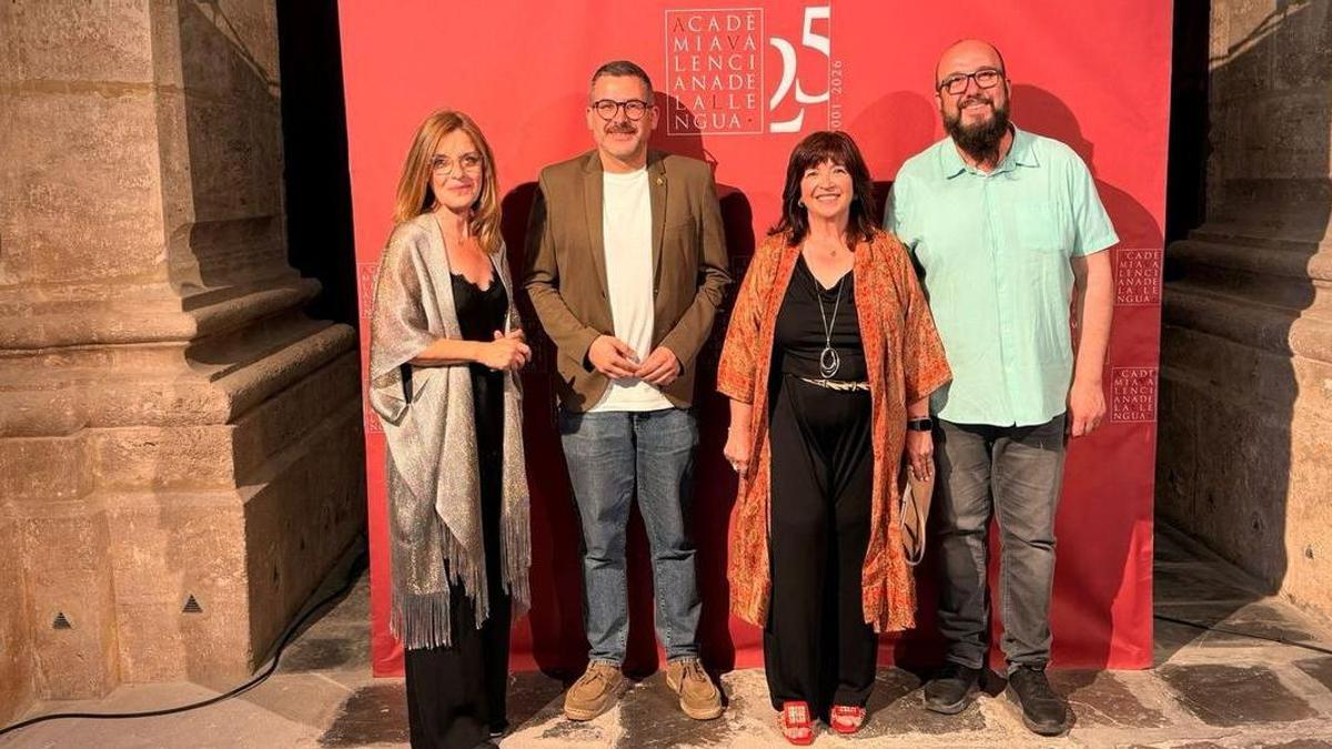 Els regidors Diego Vila i Santi Cortells, amb la presidenta de l'AVL, Verònica Cantó; i la acadèmica vila-realenca Susanna Lliberós.