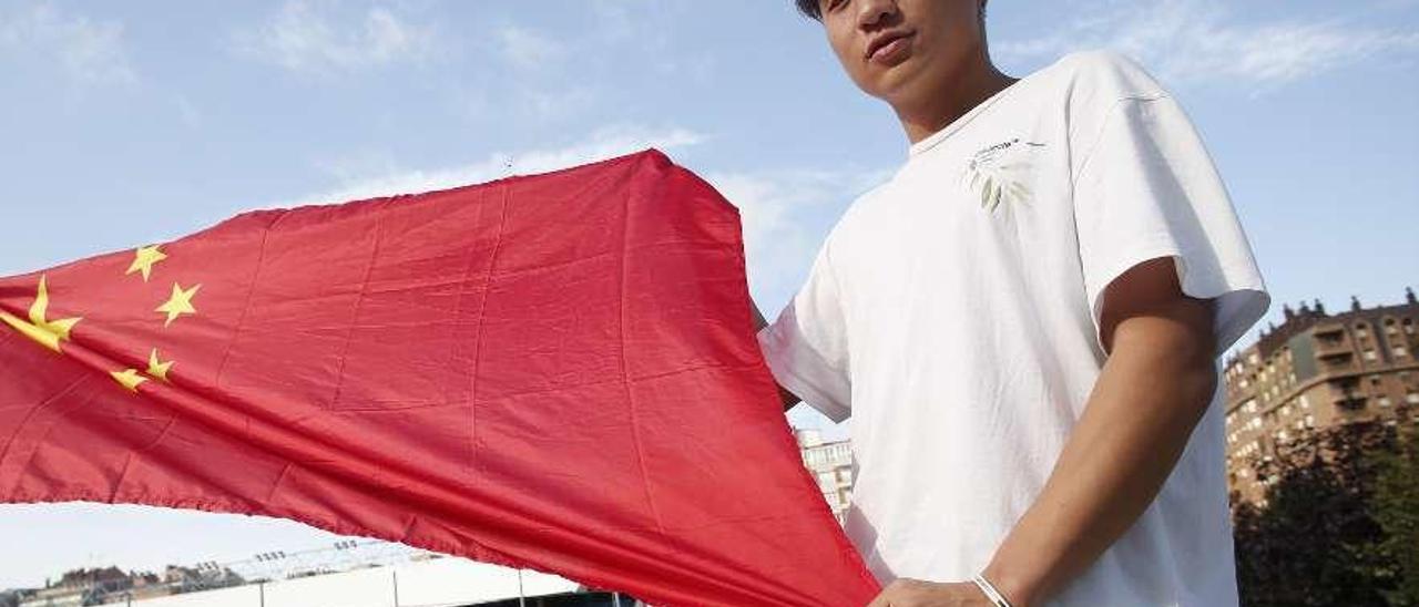 Wenjun Ge, ayer, delante el Suárez Puerta con una bandera de China.