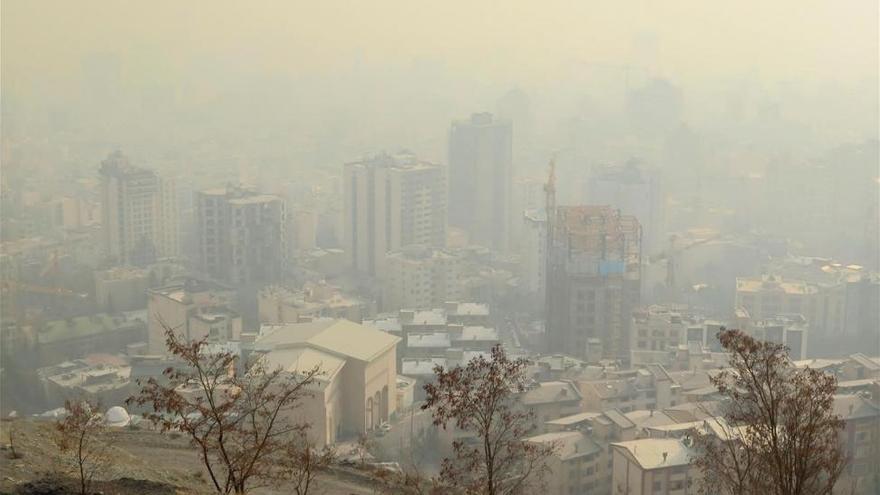 La alta contaminación obliga a cerrar escuelas y guarderías en Teherán