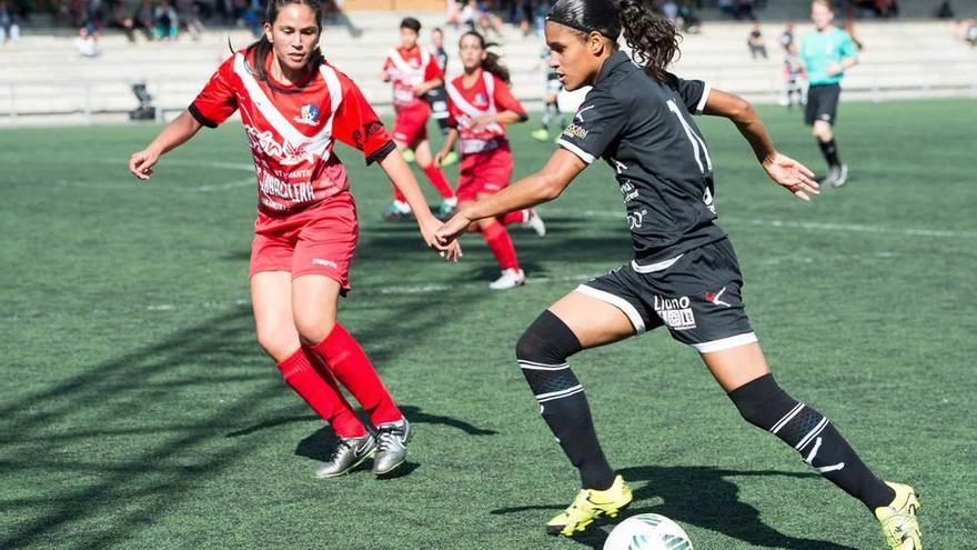 Erika conduce el balón en el partido frente al Gijón.