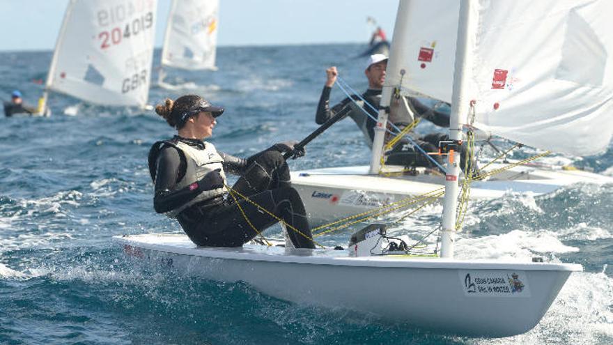 Martina Reino, en primer término, durante una regata.