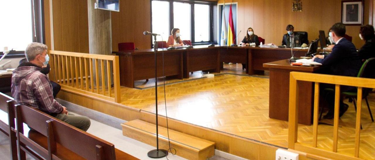 Acusado, juez y letrados, durante el primer juicio celebrado en la Audiencia tras la crisis del coronavirus. // Salvador Sas