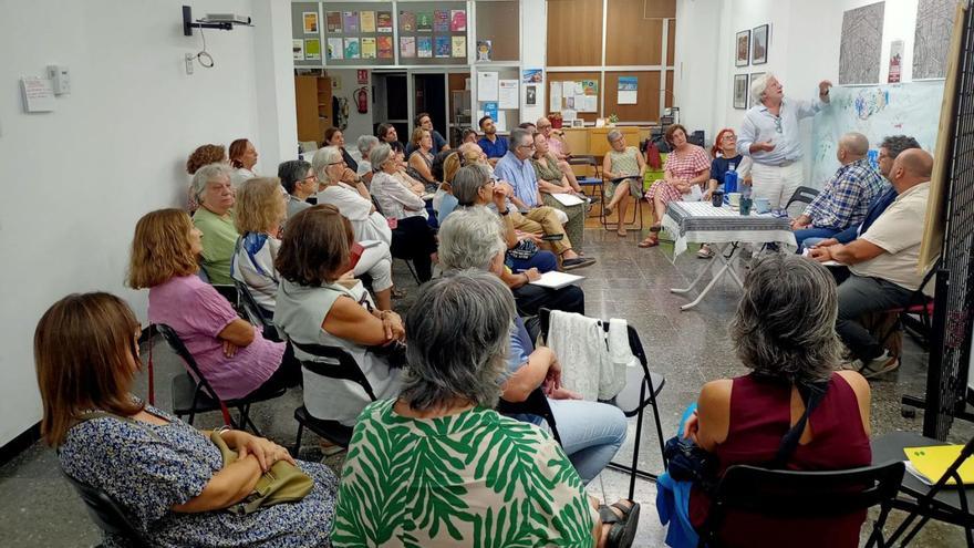 Vecinos de Blanquerna y el Ayuntamiento debaten sobre el futuro del barrio