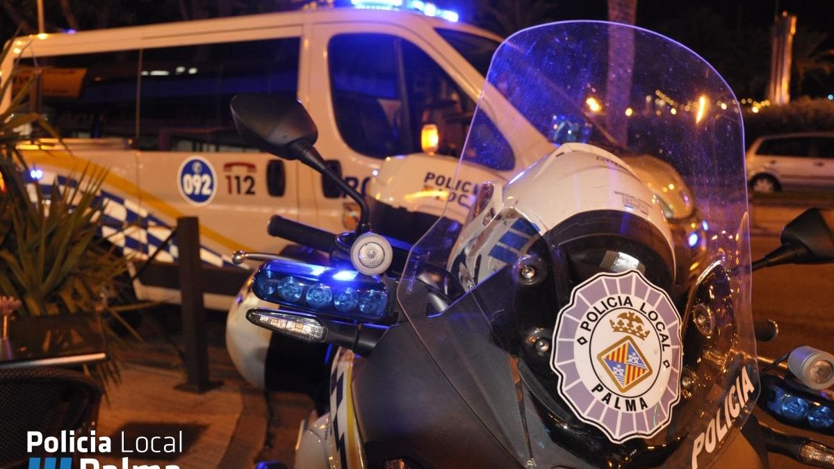 Motos de la Policía Local de Palma y furgoneta del control de alcoholemia.