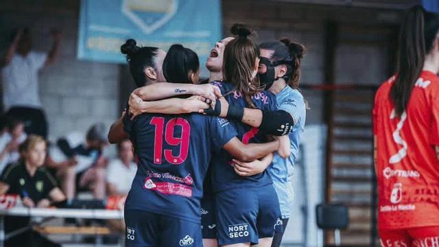 Las jugadoras de El Gaitero Rodiles se abrazan celebrando un gol en un partido de esta pretemporada. | BRENDA DÍAZ