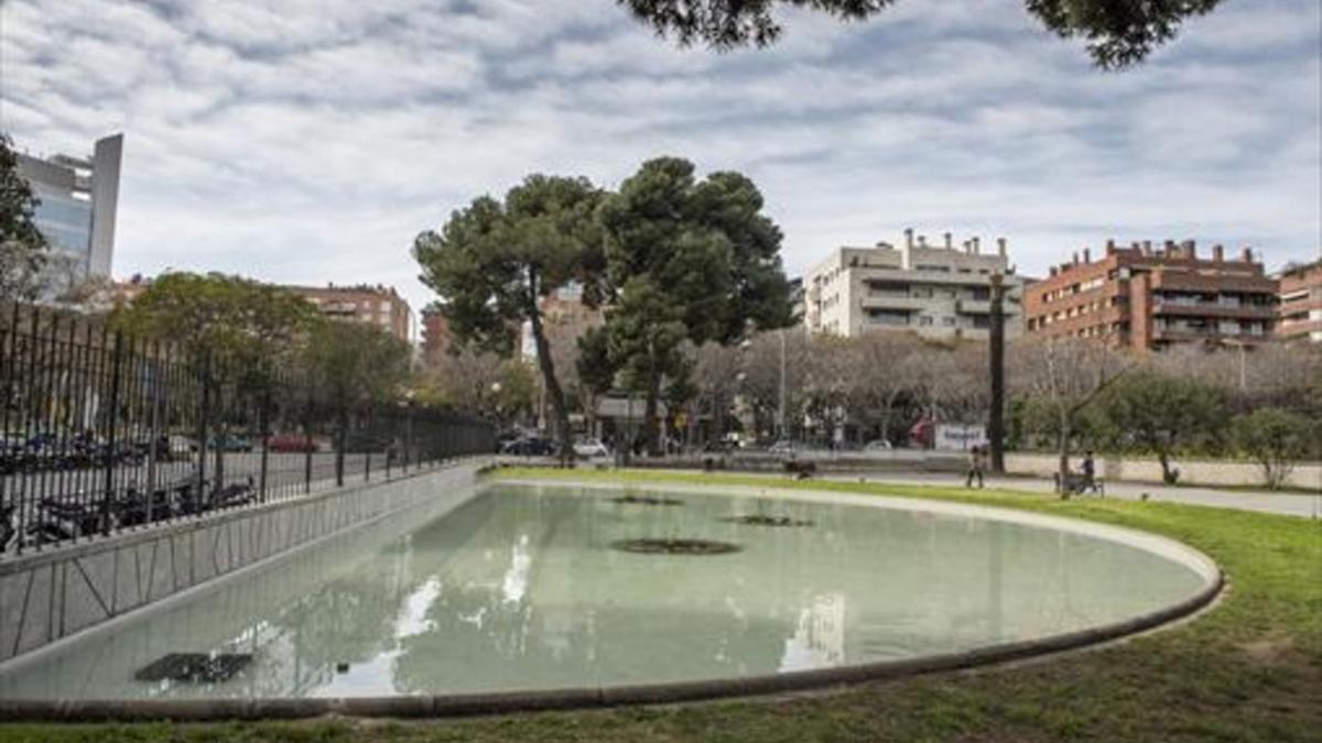 Zona verde 8Estanque en el interior del parque de Piscines i Esports, junto a la calle del Doctor Fleming.