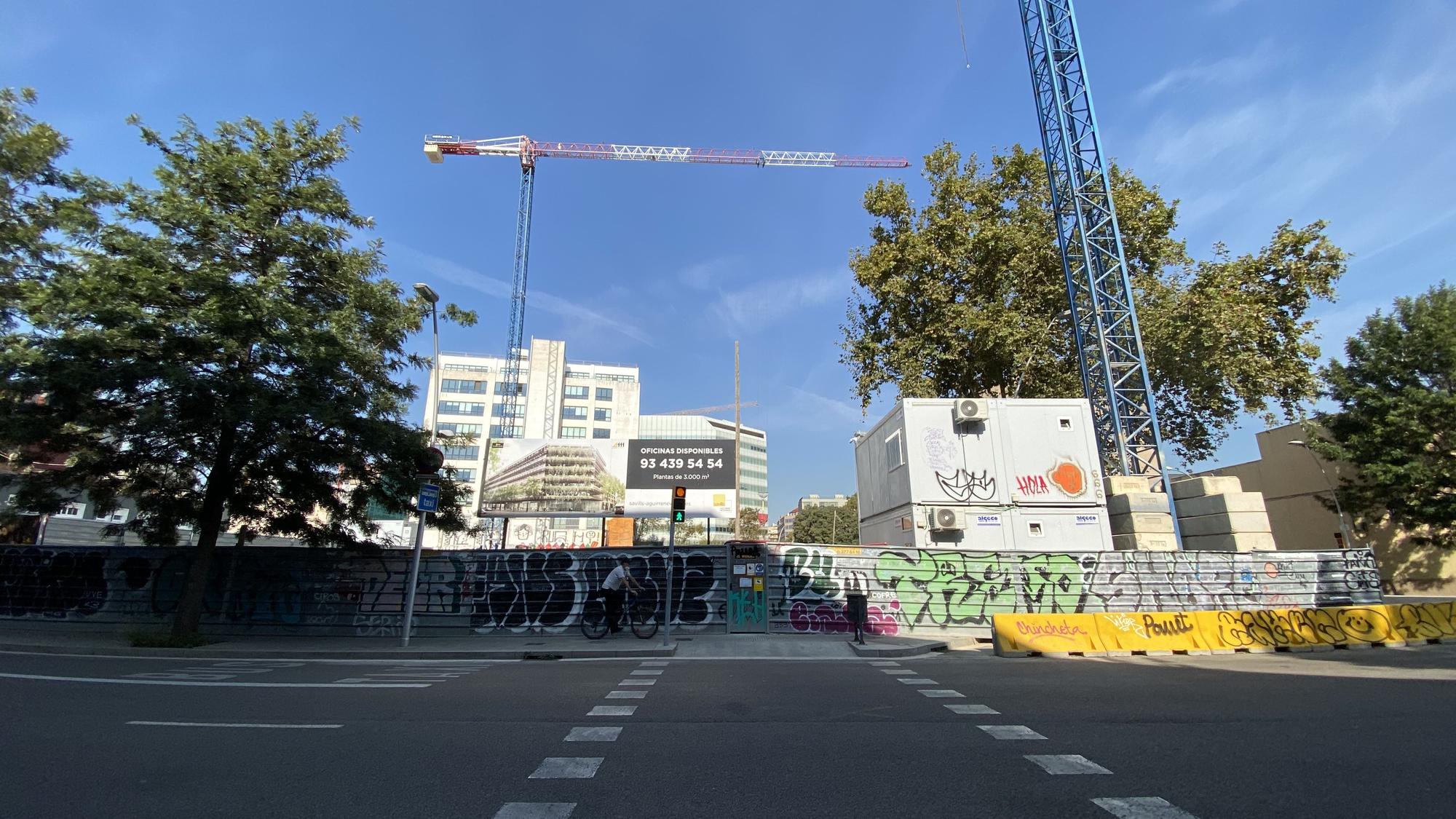 Obras para la construcción de pisos y oficinas en Barcelona.