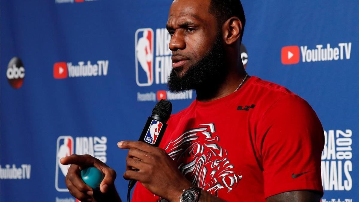 LeBron James hablando con la prensa tras el entrenamiento.