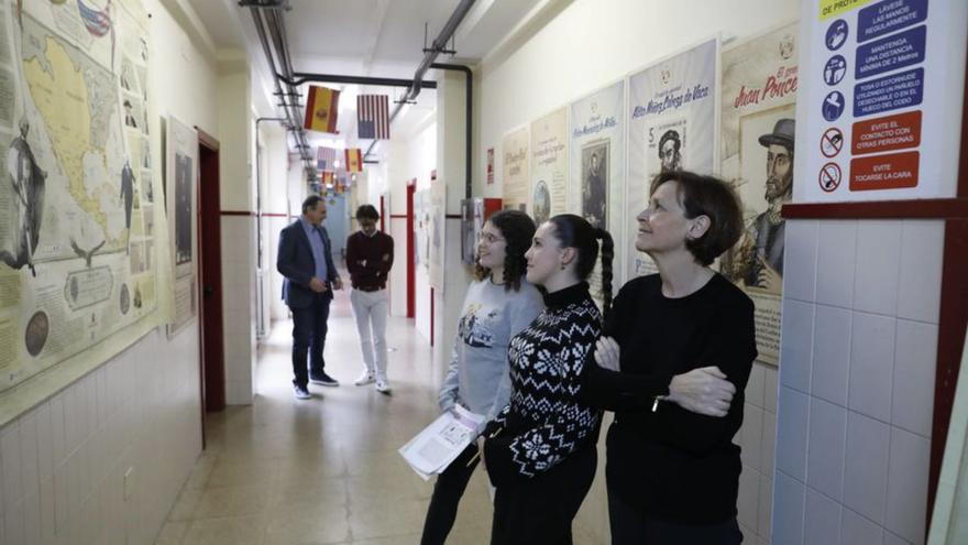Por la izquierda, Amaya López e Iria Landeira muestran la exposición a la alcaldesa de Gijón, Carmen Moriyón. | Marcos León