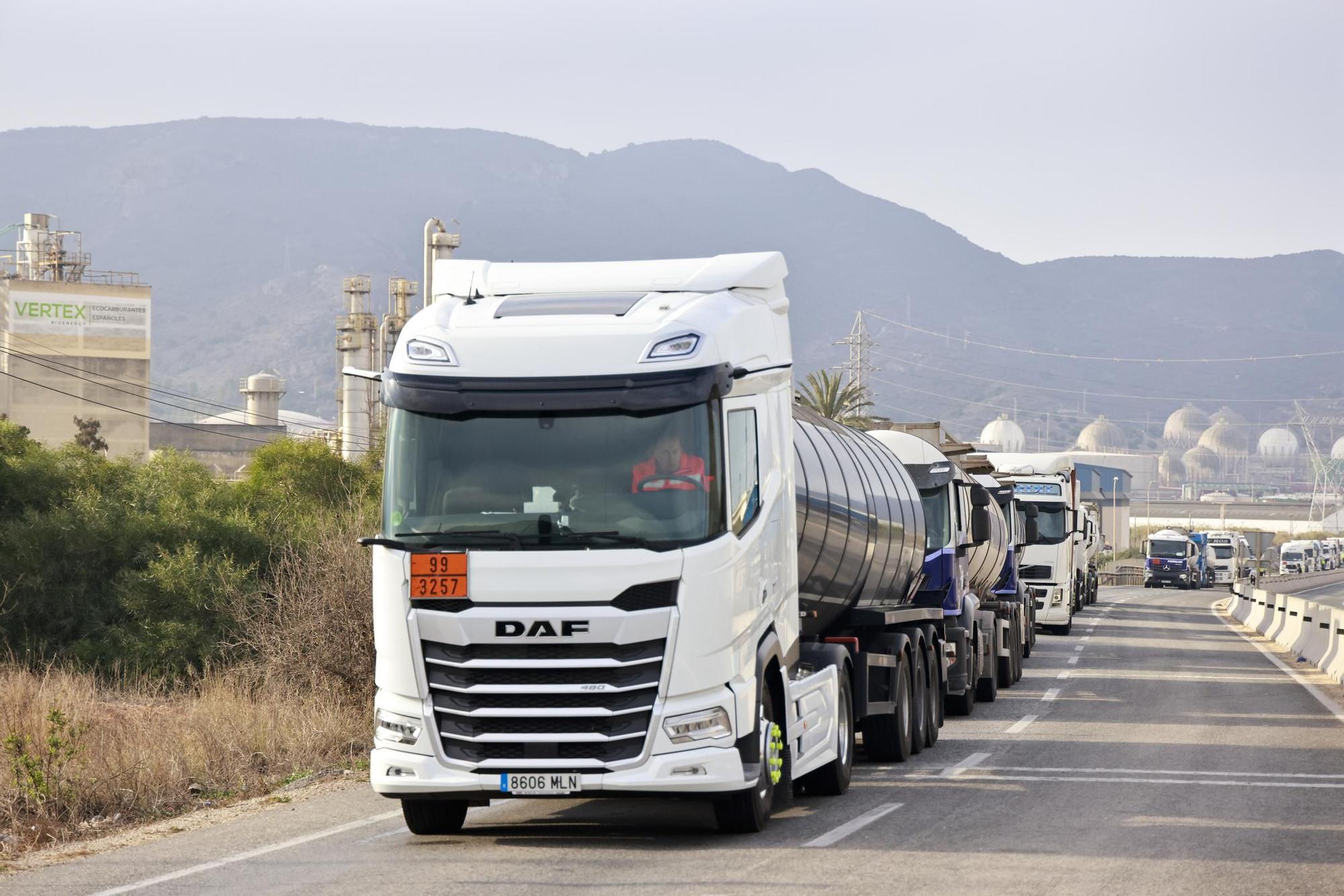 Las imágenes de la protesta de agricultores que ha colapsado el tráfico en Murcia