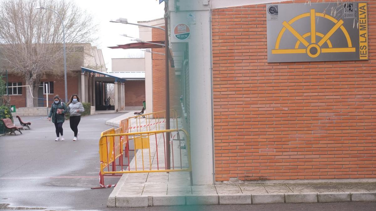 Una de las zonas valladas en el IES La Melva para evitar el paso de alumnos y profesores por peligro de desprendimiento de cascotes.