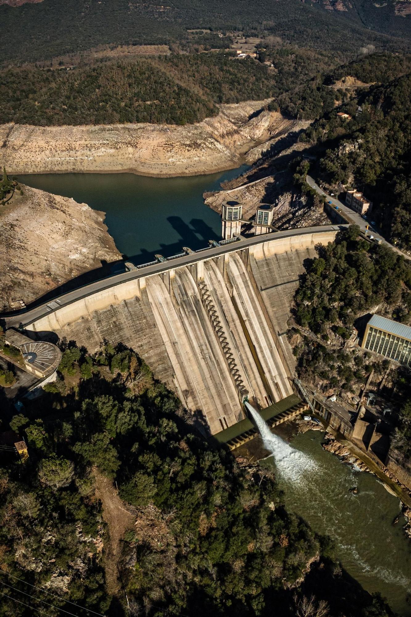 El pantà de Sau, a vista de dron, testimoni dels estralls de la sequera