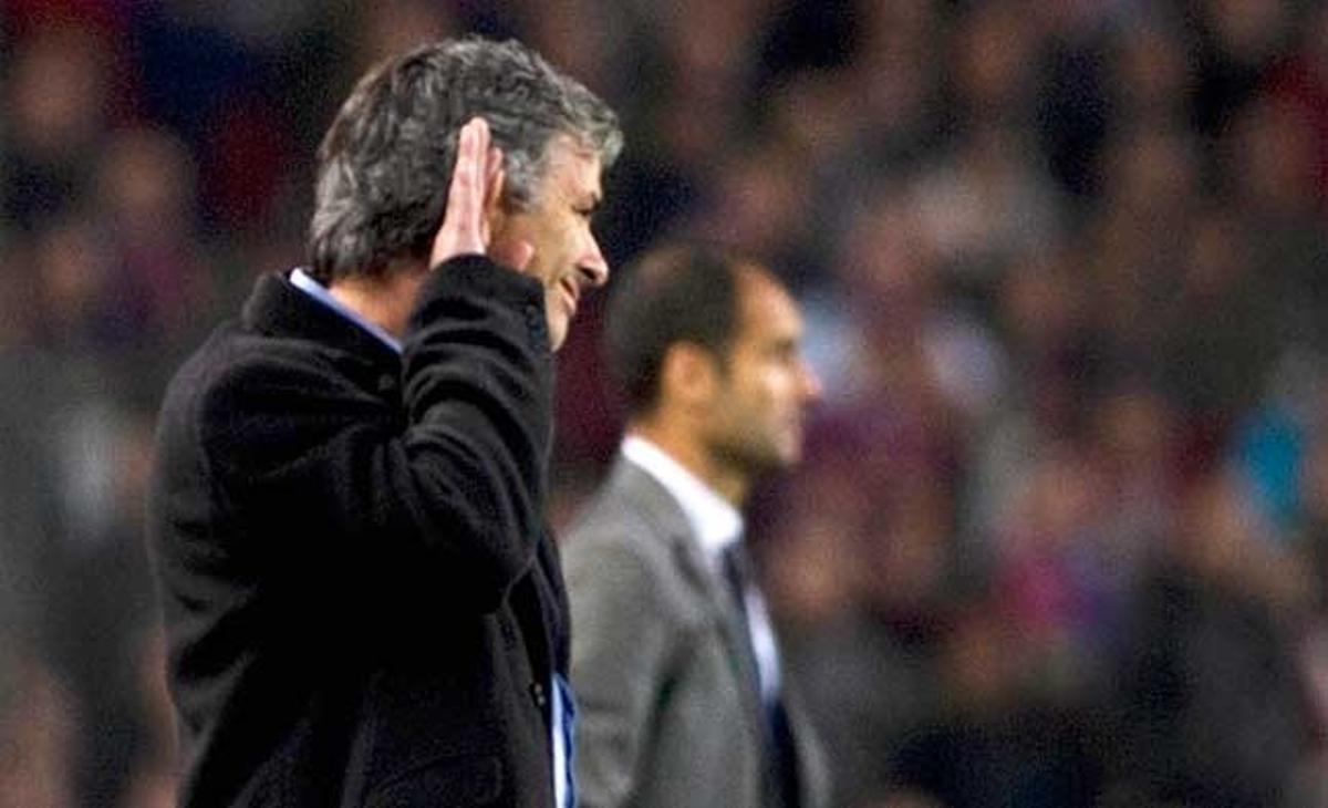 La reacció de la grada. Mourinho escolta els càntics de l’afició blaugrana durant el Barça-Inter de l’any passat.