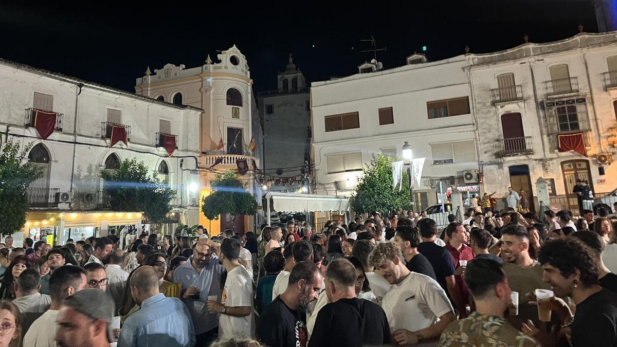 Ambiente en la fiesta de bienvenida de Contempopránea, en la plaza de España de Alburquerque.
