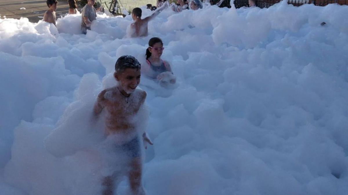 Fiesta de la espuma en Vecilla de Trasmonte. | E. P.