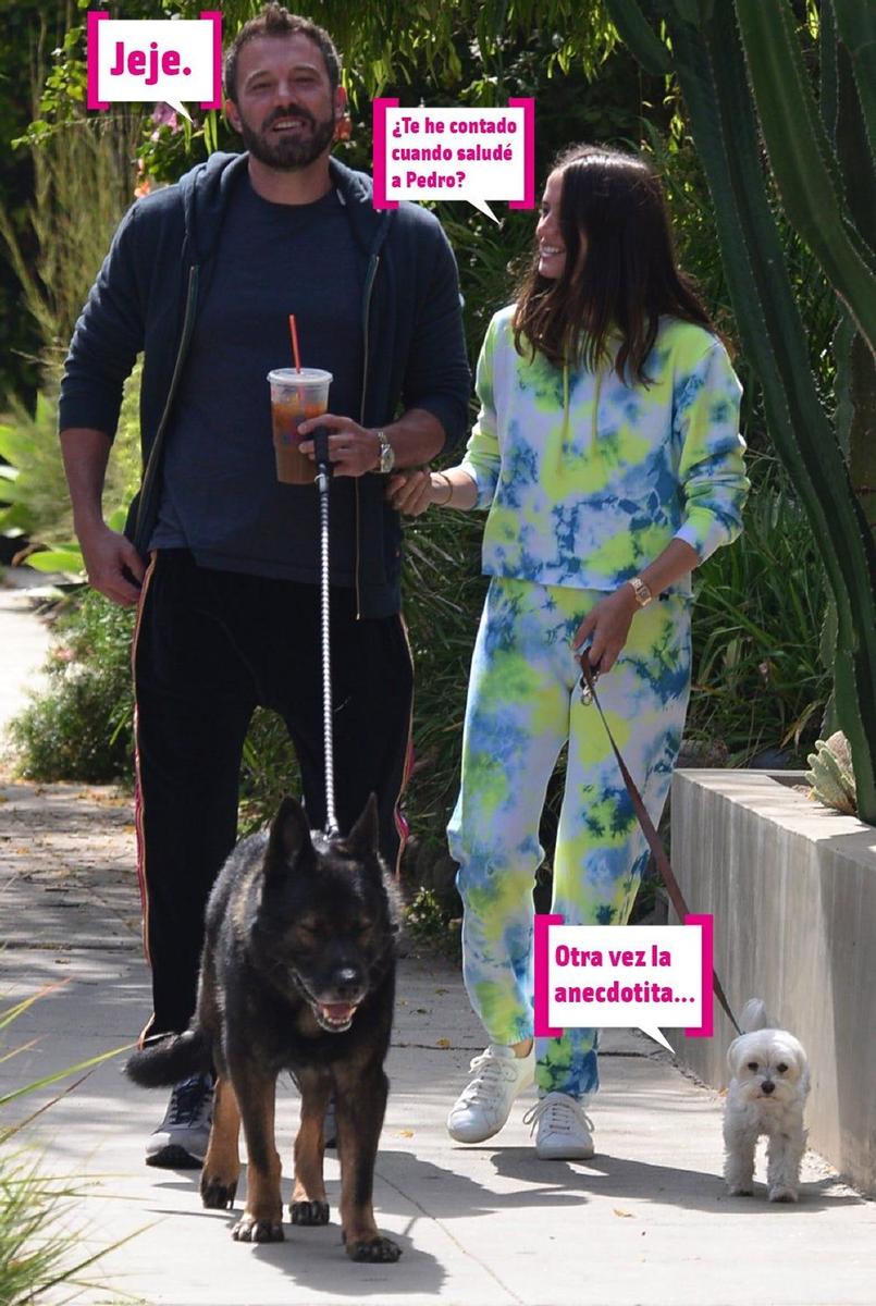 Ben Affleck y Ana de Armas charlando en su paseo con los perros