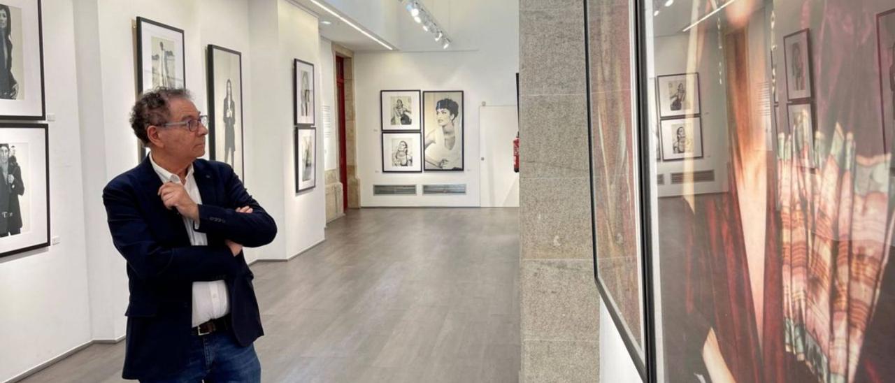 Arriba, Roberto Verino, en la exposición de Verín. Abajo, imágenes de la muestra.  | // L. O.