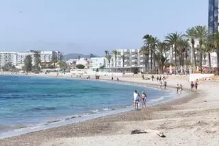 Imágenes de Platja d'en Bossa dividida entre turistas y demasiadas obras