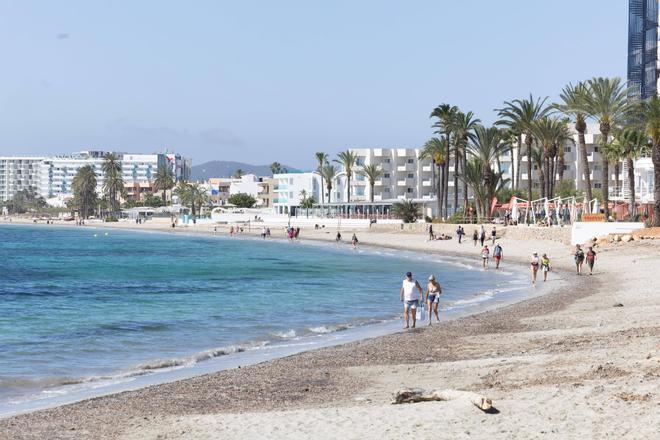 Imágenes de Platja d'en Bossa dividida entre turistas y demasiadas obras