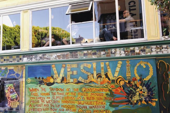 Exterior del Vesuvio, el famoso café de North Beach o Little Italy.