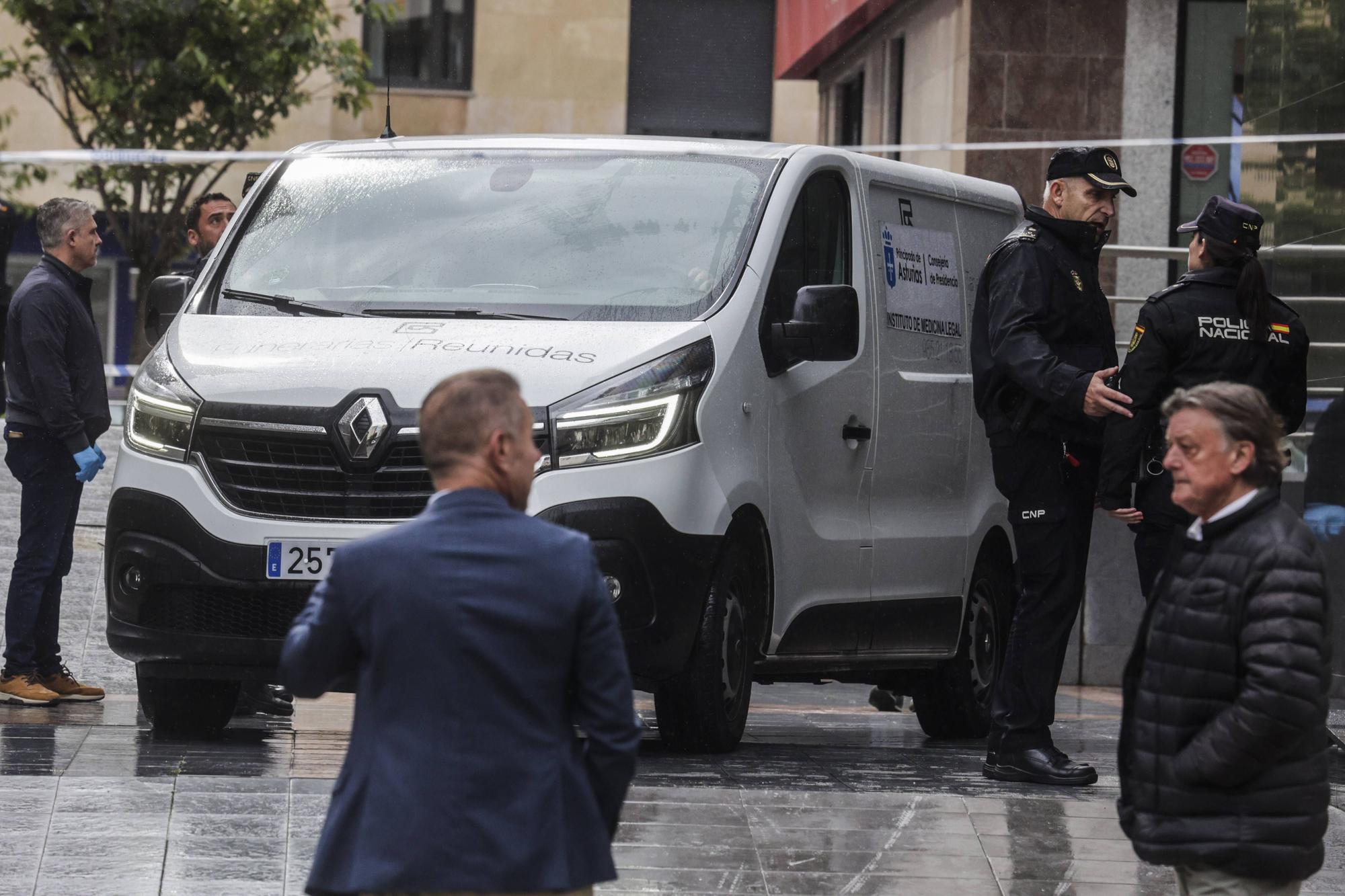 En imágenes: Conmoción en el ovetense barrio de La Ería por la muerte de dos gemelas de 12 años