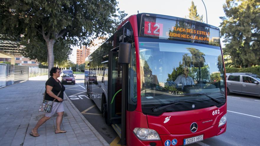 Una treintena de asociaciones de vecinos presionan al bipartito de Alicante: reclaman transporte gratuito para los jóvenes