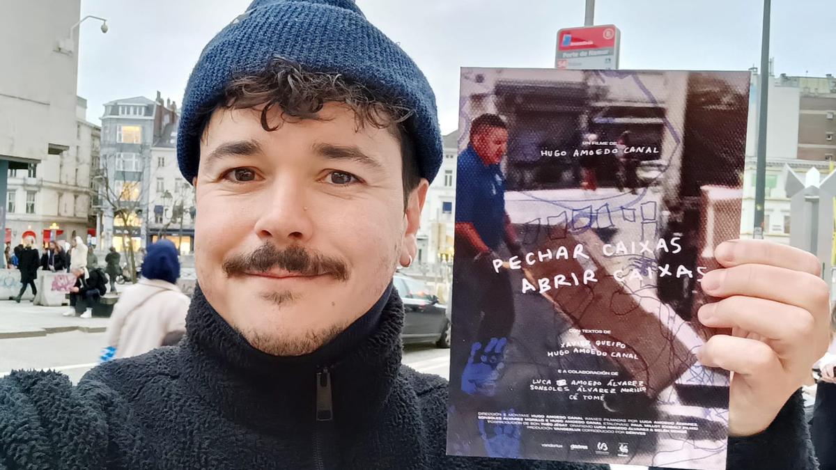 El cineasta Hugo Amoedo con el cartel de su cortometraje