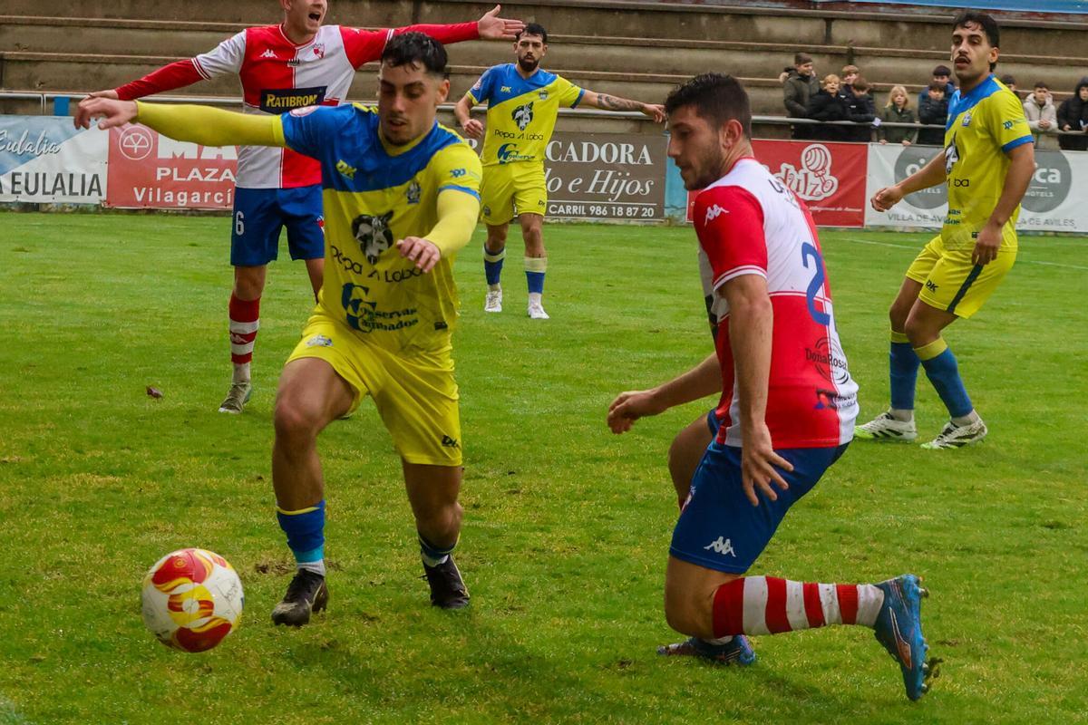 Las imágenes del derbi de O Salnés entre Arosa y Cambados en A Lomba