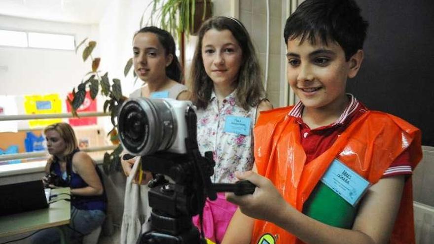 Alumnos aprenden el manejo de una cámara videográfica. //Iñaki Abella