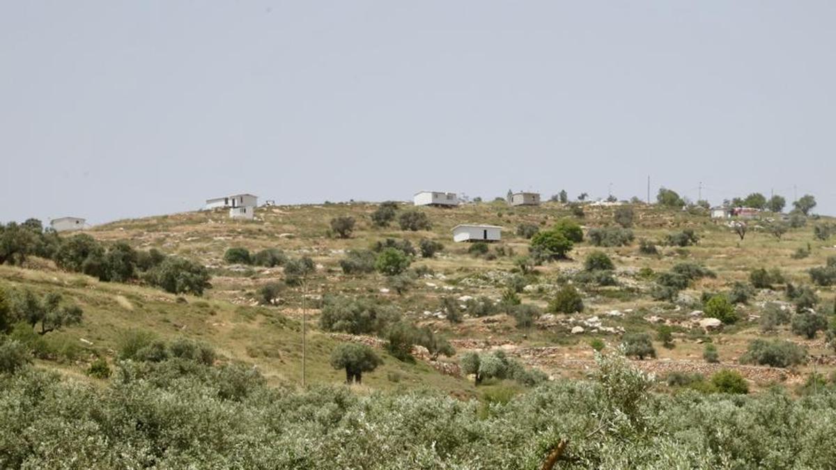 Dos protoasentamientos rodean Burqa, el pueblo palestino atacado por los colonos israelíes.