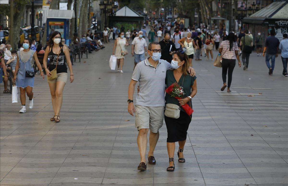 Una pareja con su rosa, hoy en les Rambles de Barcelona.