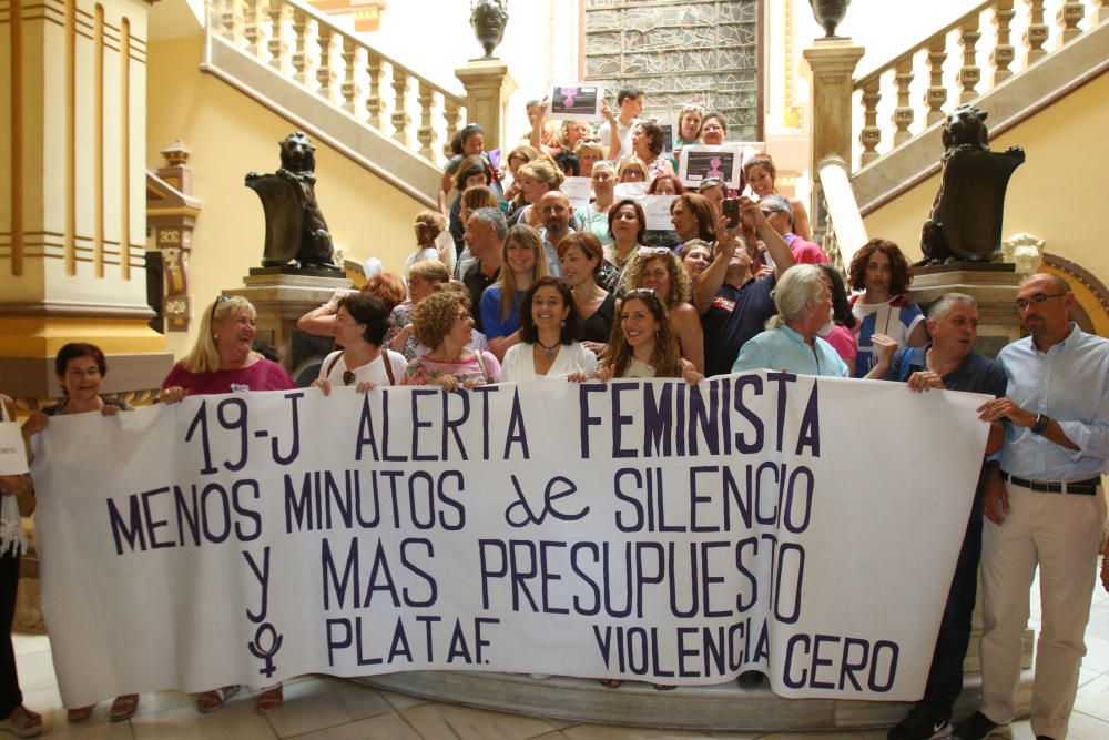 La plataforma tenía previsto hacer un encierro en el Ayuntamiento para exigir al Estado más presupuestos para luchar contra la violencia de género. Antes, han leído un comunicado en la puerta del cons