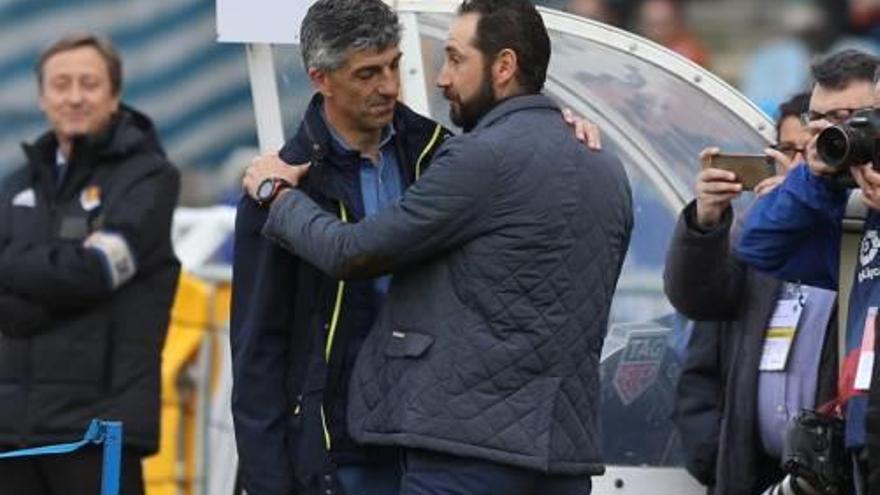 Machín saluda Alguacil en el partit de fa dues setmanes a Anoeta.