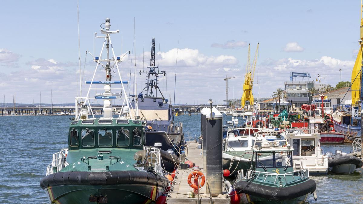Vista de dos barcos de la Guardia Civil este viernes, en el muelle de Levante, en Huelva.