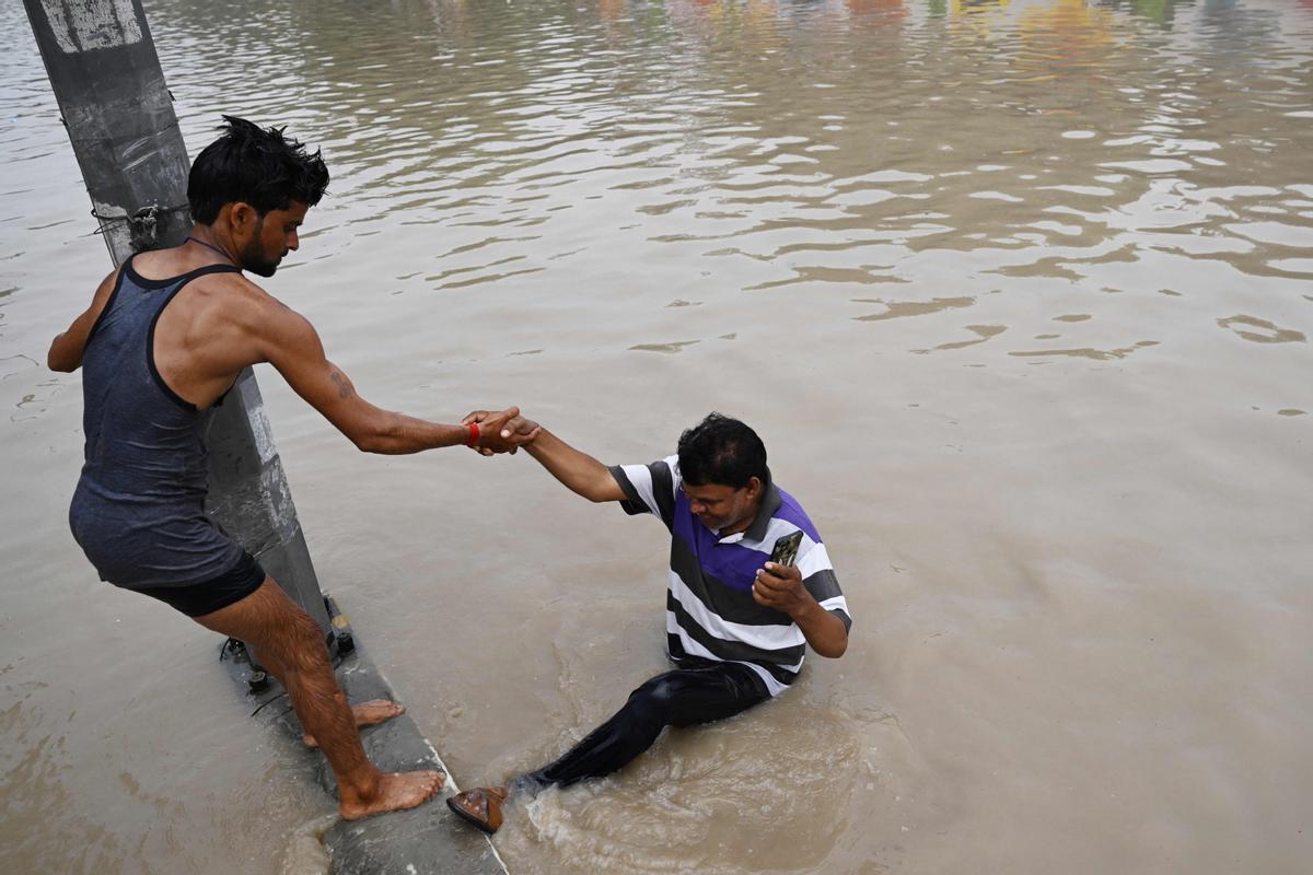 El aumento del nivel del agua del río Yamuna después de las lluvias monzónicas en Nueva Delhi.