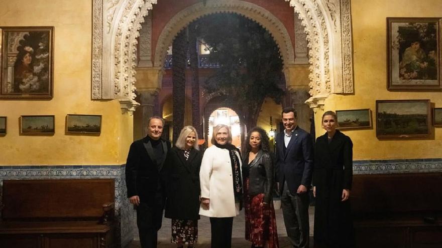 Así ha sido la visita de Hillary Clinton en Sevilla: paseo por el Alcázar, pescaíto frito y un baile al son de &#039;La Macarena&#039;