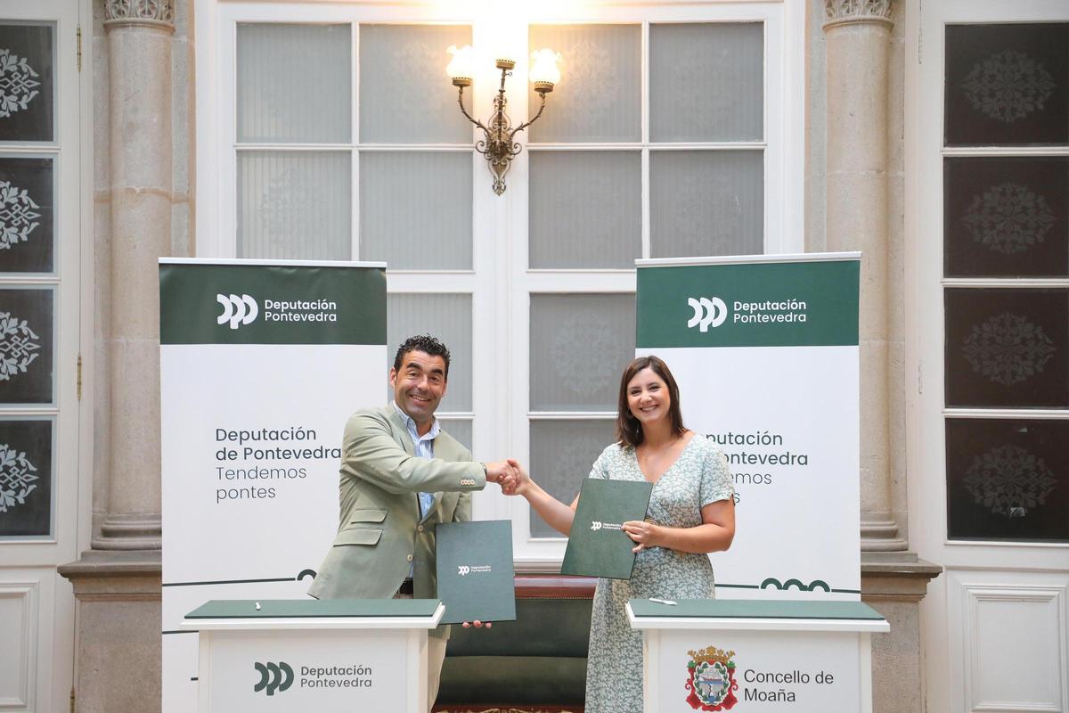 El presidente de la Diputación, Luis López; y la alcaldesa de Moaña, Leticia Santos, en la firma de un convenio.