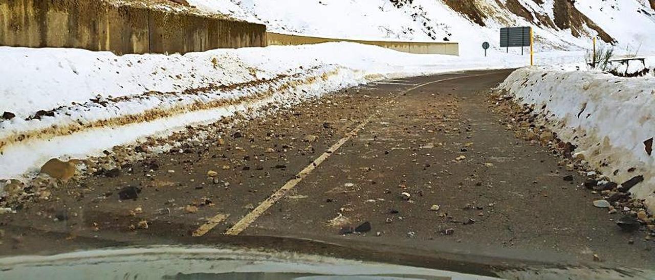 Piedras en la carretera del Pozo de las Mujeres Muertas, en una foto tomada por el vecino Antonio Fernández desde su vehículo. | Reproducción de D. Á.