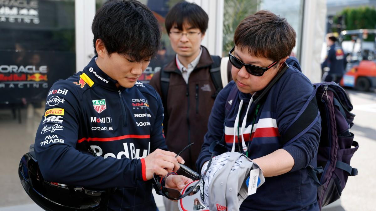 Yuki Tsunoda, firmando autógrafos en Japón