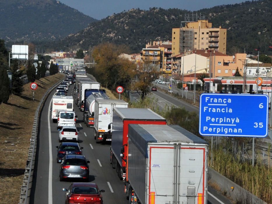 Cues a la Jonquera de vehicles que es dirigeixen a Brussel·les