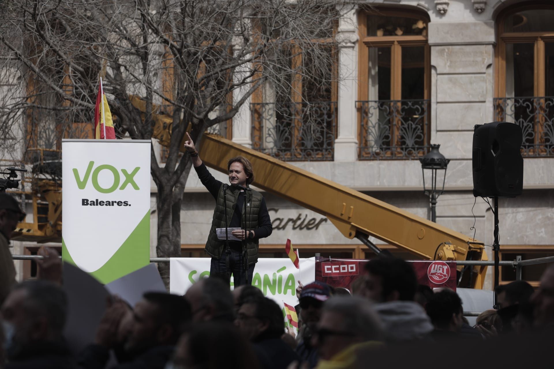 Vox reúne a centenares de manifestantes en Cort contra la subida de precios